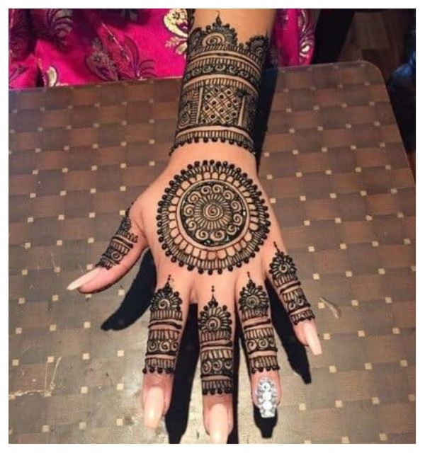 Unique Mehndi Designs - Unique front hand round mehndi design 💗💗 |  Facebook