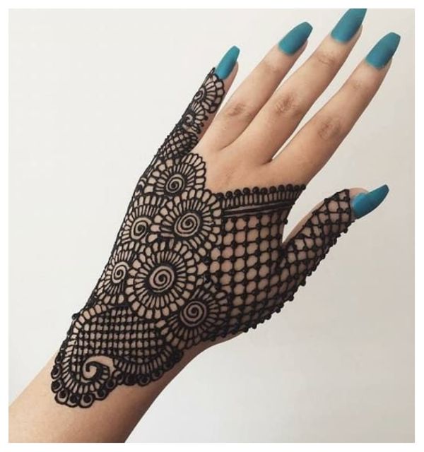 10 Small and Simple Round Mehendi Designs