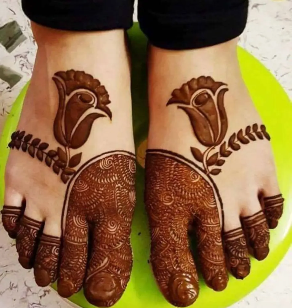 10. Unique Arabic Leg mehndi Trail.jpg