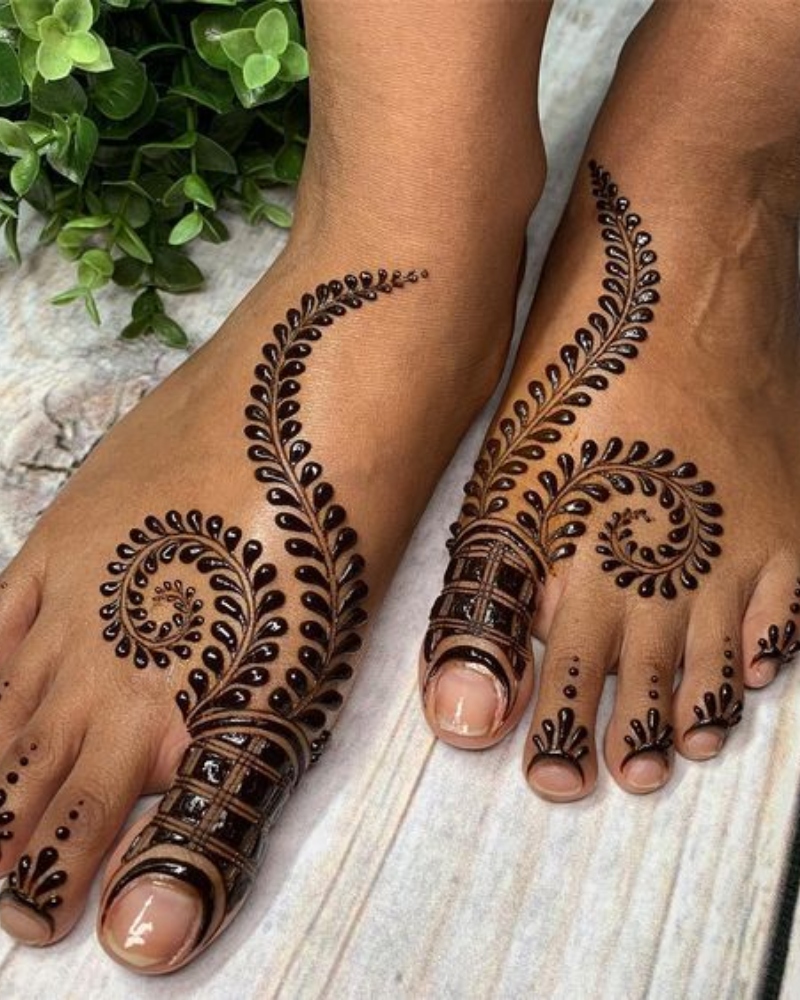 13.Simple traditional Leg henna design - Wedandbeyond