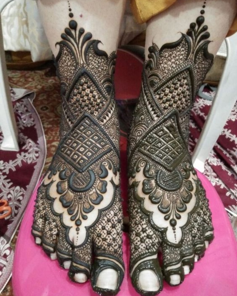 Bridal Mehendi of Legs on Indian Bride at Indian Mehendi Function Stock  Image - Image of legmehendi, bride: 171903903